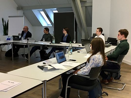 Die Studierenden Oliver Mosberger, Raphael Eisenhut, Michael Bösch, Stefanie Durrer, Anja Platt, Stefanie Moser & Niels Ham bildeten das OST-Projektteam. Gebäudeversicherung St.Gallen - Die Studierenden Oliver Mosberger, Raphael Eisenhut, Michael Bösch, Stefanie Durrer, Anja Platt, Stefanie Moser & Niels Ham bildeten das OST-Projektteam.